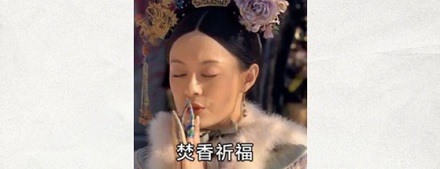 为什么景区的大石头下,都立着好多小木棍?(图)