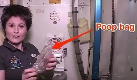 宇航员在太空里是怎么拉屎拉尿的?