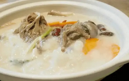 明明都是 100℃,为啥鱼汤要大火,鸡汤却要小火?