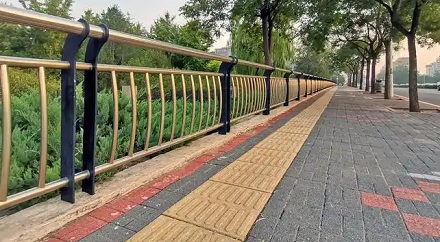 为什么有的盲道是竖条,有的是圆点?
