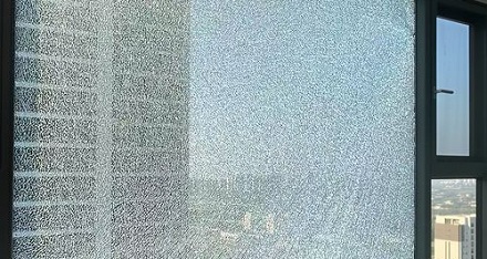 浴室钢化玻璃的膜，为啥干万不能随便揭掉？