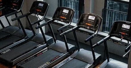 为什么健身房里总有股屁味?