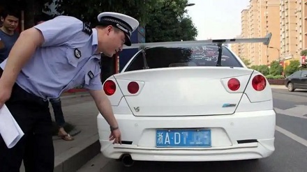 为什么交警查车时要先摸下车尾?