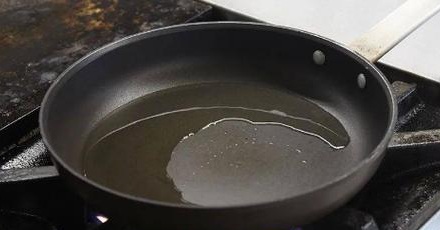 「热锅凉油」能防粘锅的原理是什么?