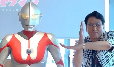 奥特曼发射光波时,为什么要佝着身子?