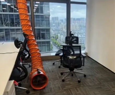 高楼的玻璃幕墙里突然伸出的一堆管子是干嘛用的?