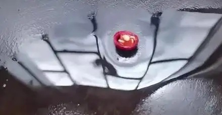 把切好的辣椒放在案板上，周围的水为什么会向四周散去？