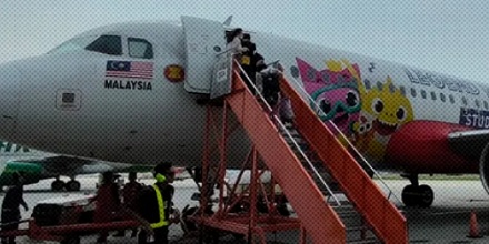 为什么飞机都是从左侧登机的？右边的门干什么用？