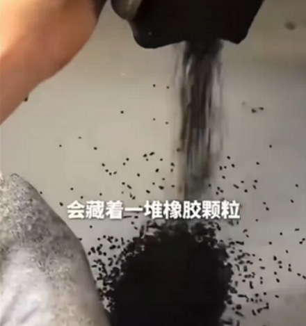 学校操场上撒的黑色颗粒是干什么用的?