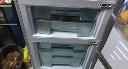 为什么有的冰箱冷藏层有灯，而冷冻层却没有？