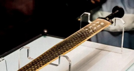 若在博物馆遇见歹徒，能砸碎玻璃掏出越王勾践剑自卫吗？