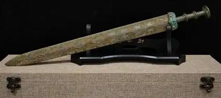 若在博物馆遇见歹徒，能砸碎玻璃掏出越王勾践剑自卫吗？