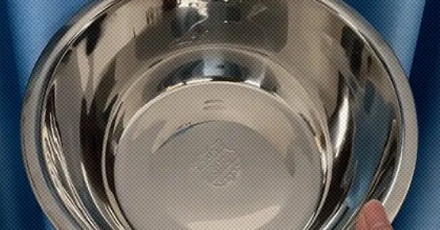 为什么闪光灯能隔空敲响不锈钢盆？