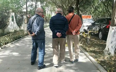 为什么上了年纪的人，总喜欢背着手走路？