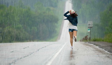 下雨天时,慢走淋的雨多还是跑起来淋的雨多?