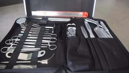 法医尸检的工具箱里,为啥有个汤勺?