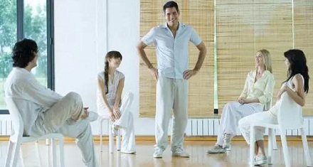 站姿 vs. 坐姿:脊柱所受的压力哪个更小?