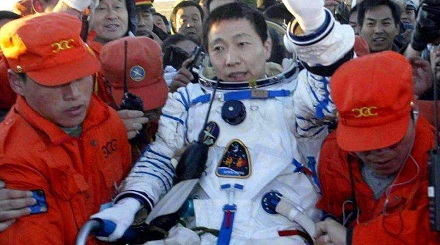 为何宇航员返回地球后需要被人抬下来?