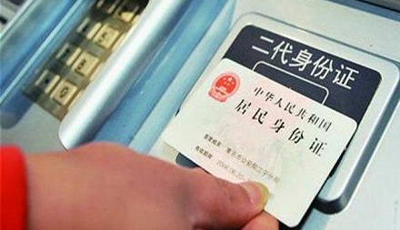 火车站取票机的感应区为什么设计成倾斜的?