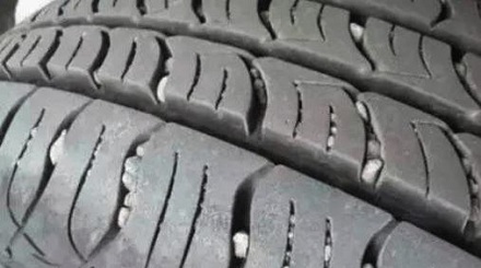 轮胎上的小石子到底该不该抠?