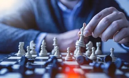 「首鼠两端」是形容一个人做事前后不一致吗?