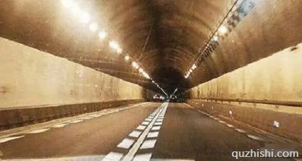 公路上的「鱼骨标线」有什么含义?